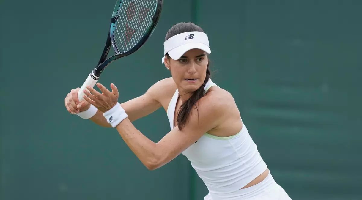 Sorana Cîrstea în timpul meciului din primul tur al turneului de tenis de la Wimbledon, Londra.
