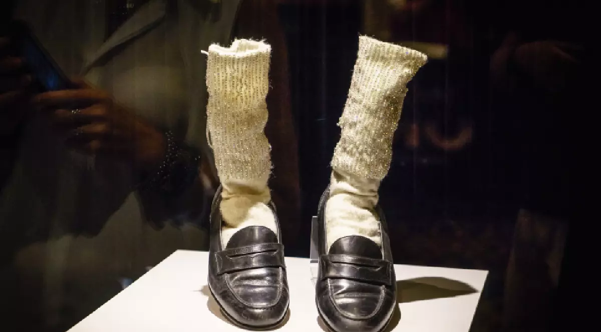 Pantofi și șosete Michael Jackson Florsheim cu strasuri Las Vegas Strip noaptea în Nevada, SUA, vara