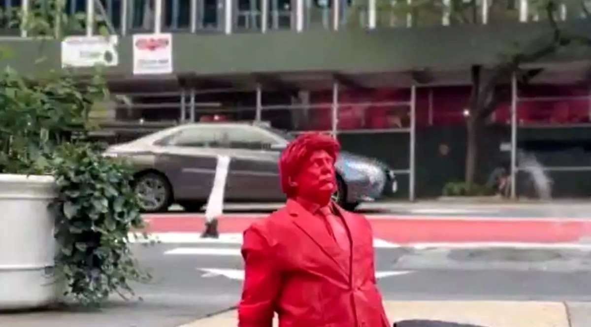 Imagine cu statuia roșie a lui Donald Trump