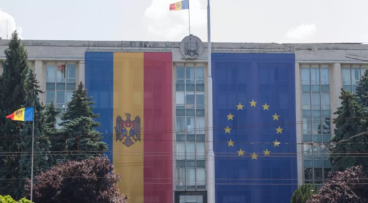 Steagul Rep. Moldova (stânga) și cel al UE, pe clădirea Guvernului de la Chișinău Foto: Profimedia