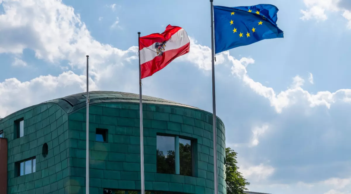 Clădire oficială cu steagul Austriei cu stemă și steagul Uniunii Europene