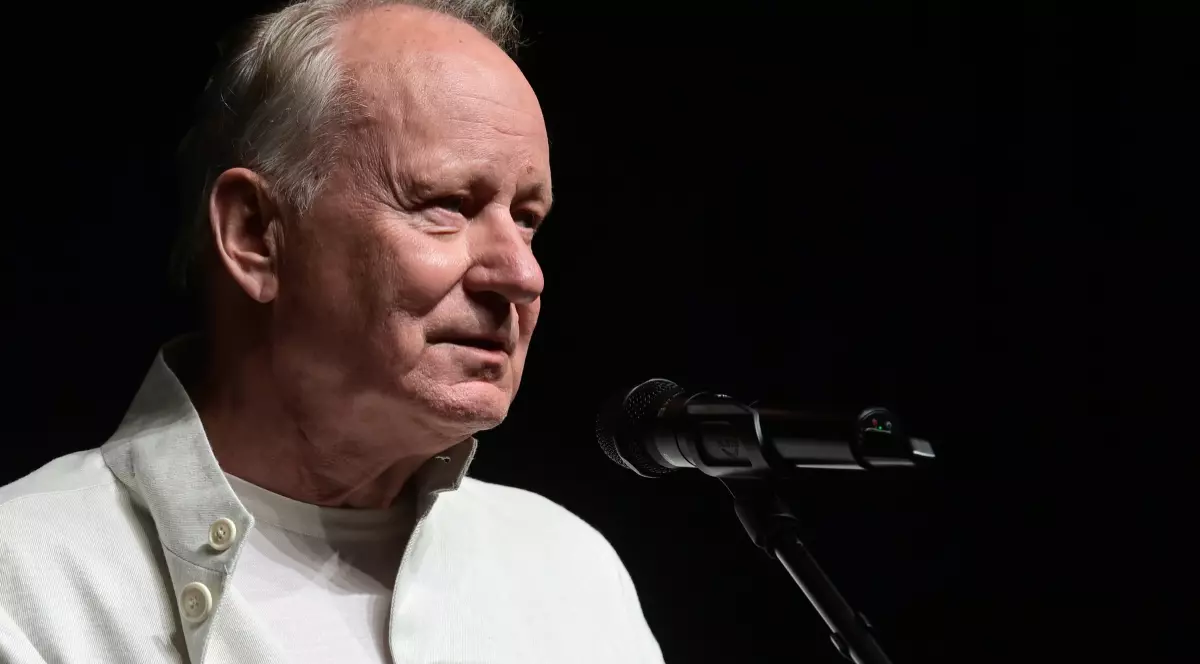 Stellan Skarsgård în timp ce vorbește la microfon
