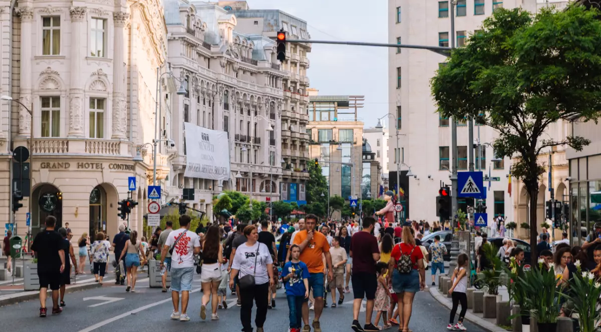 Oameni care se plimbă pe Calea Victoriei