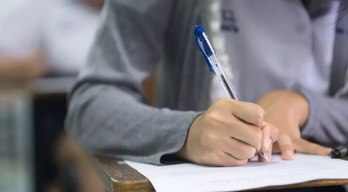 Student care susține un examen scris