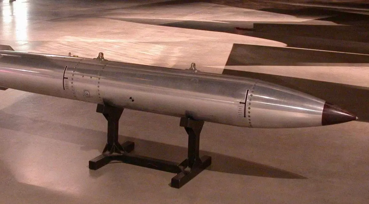 În imagine este o bombă de fuziune B61 Silver Bullet, un tip de armă nucleară dezvoltată de SUA în timpul Războiului Rece. Bomba face parte din arsenalul strategic al țării și este cunoscută pentru designul său compact
