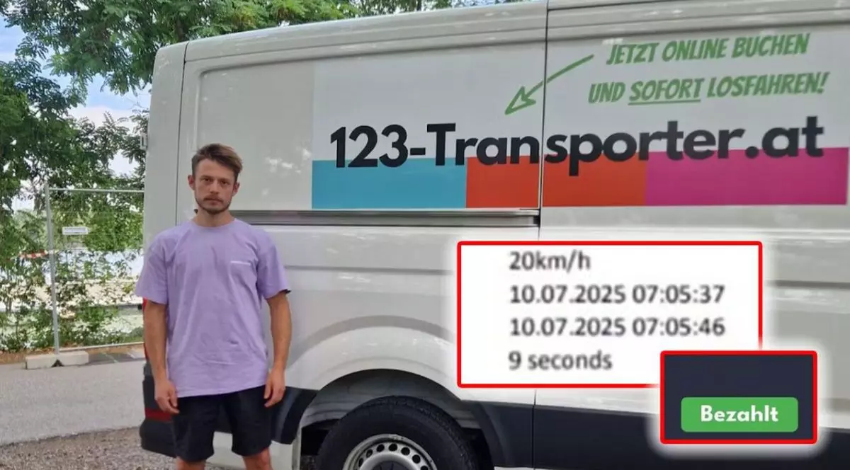 Un bărbat în tricou mov și pantaloni scurți, în fața unei dubițe albe, a firmei de transport 123-Transporter, pe care a închiriat-o ca să o conducă