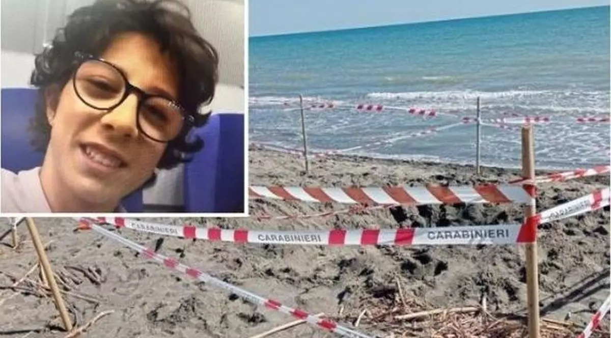 În imagine se vede plaja cu nisip încercuită cu o bandă pusă de poliție, iar în medalion este tânărul mort pe plajă sub nisip, în Italia, 10 iulie 2025