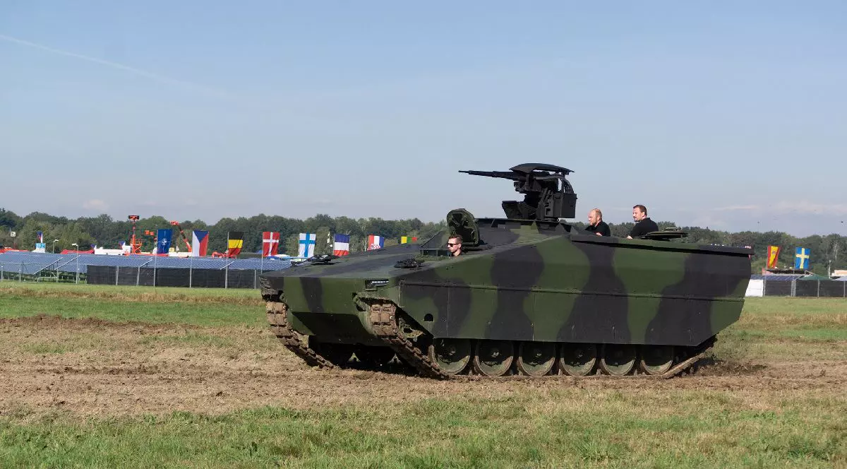 Rheinmetall Lynx - un vehicul blindat de luptă modern se deplasează pe câmpul de luptă cu trei persoane inauntru, la comanda. Mașinărie pentru armată și apărare.