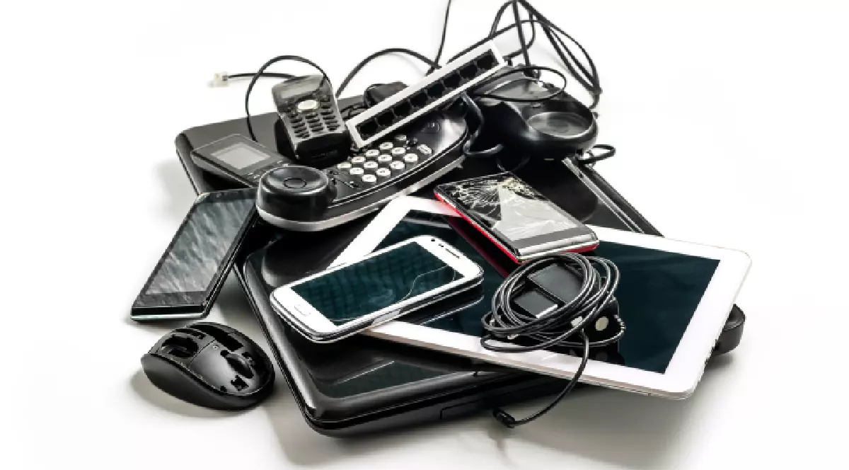 Deșeuri electronice gata pentru reciclare, izolate pe fundal alb. Grămadă de deșeuri electronice mixte, piese vechi de calculatoare, laptopuri, telefoane mobile.