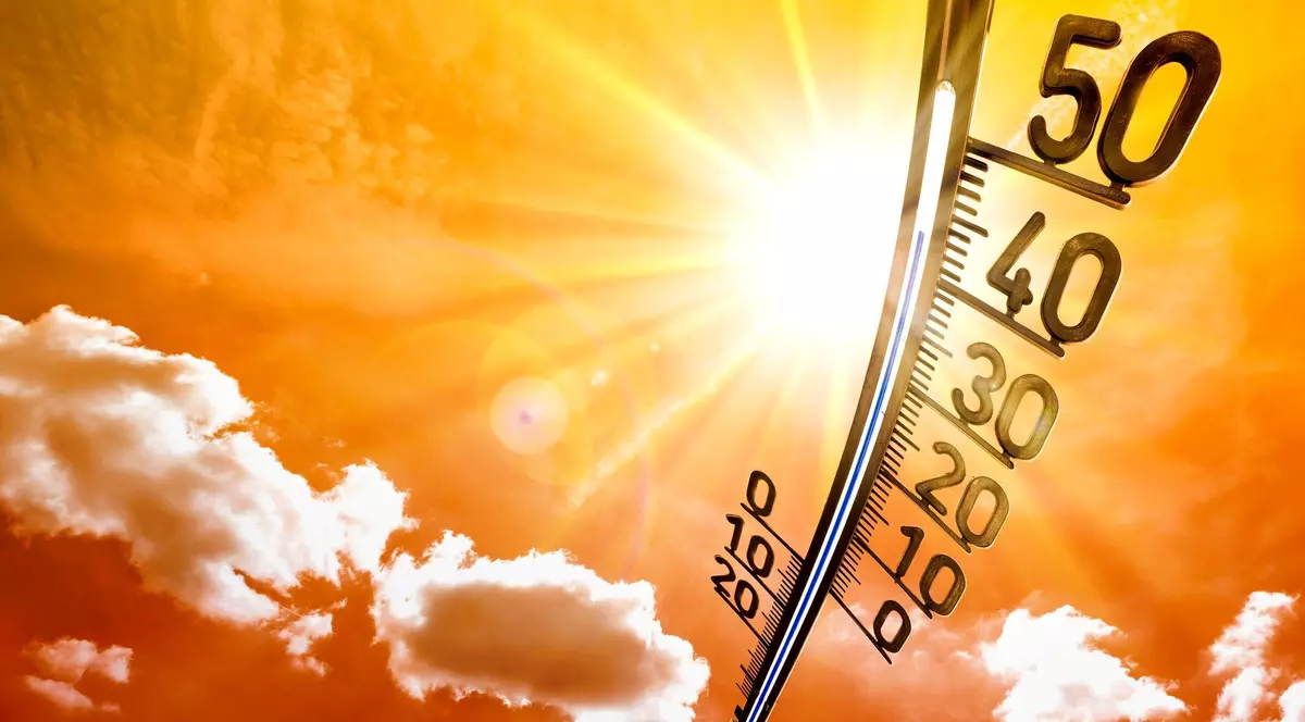 Imagine cu un termometru care indică peste 40 de grade Celsius, iar pe fundal se vede soarele dogoritor
