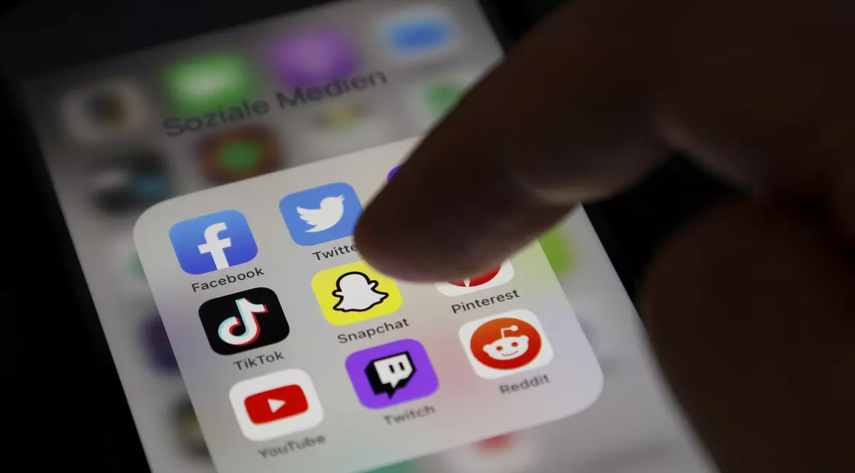 Aplicațiile social media Tiktok, Facebook, Snapchat, Twitter, Reddit, Youtube pe un smartphone. TikTok a depășit Facebook la venituri, dar valorează sub o cincime din capitalizarea companiei lui Mark Zuckerberg