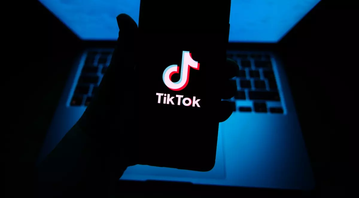Logo-ul TikTok este afișat pe ecranul unui telefon mobil pentru ilustrare.