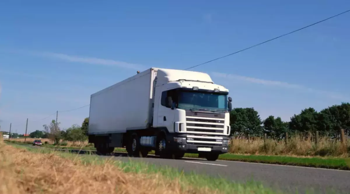Un TIR alb pe șosea