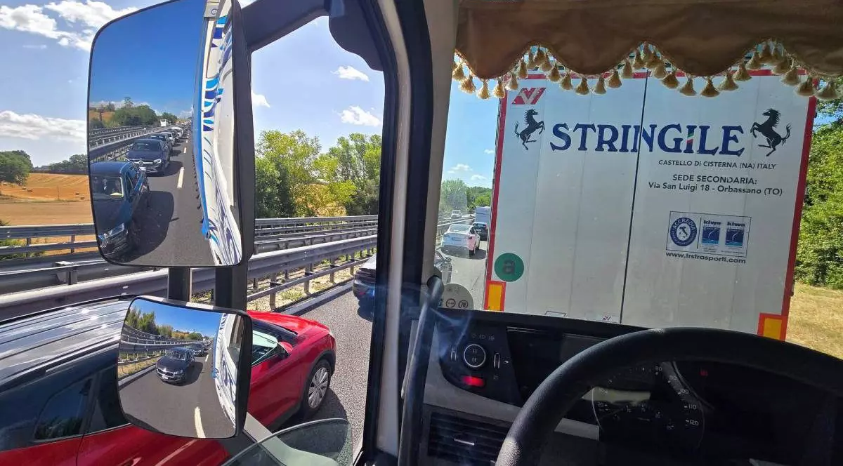 Imagine surprinsă din interiorul unui TIR cu aglomerația de pe o șosea