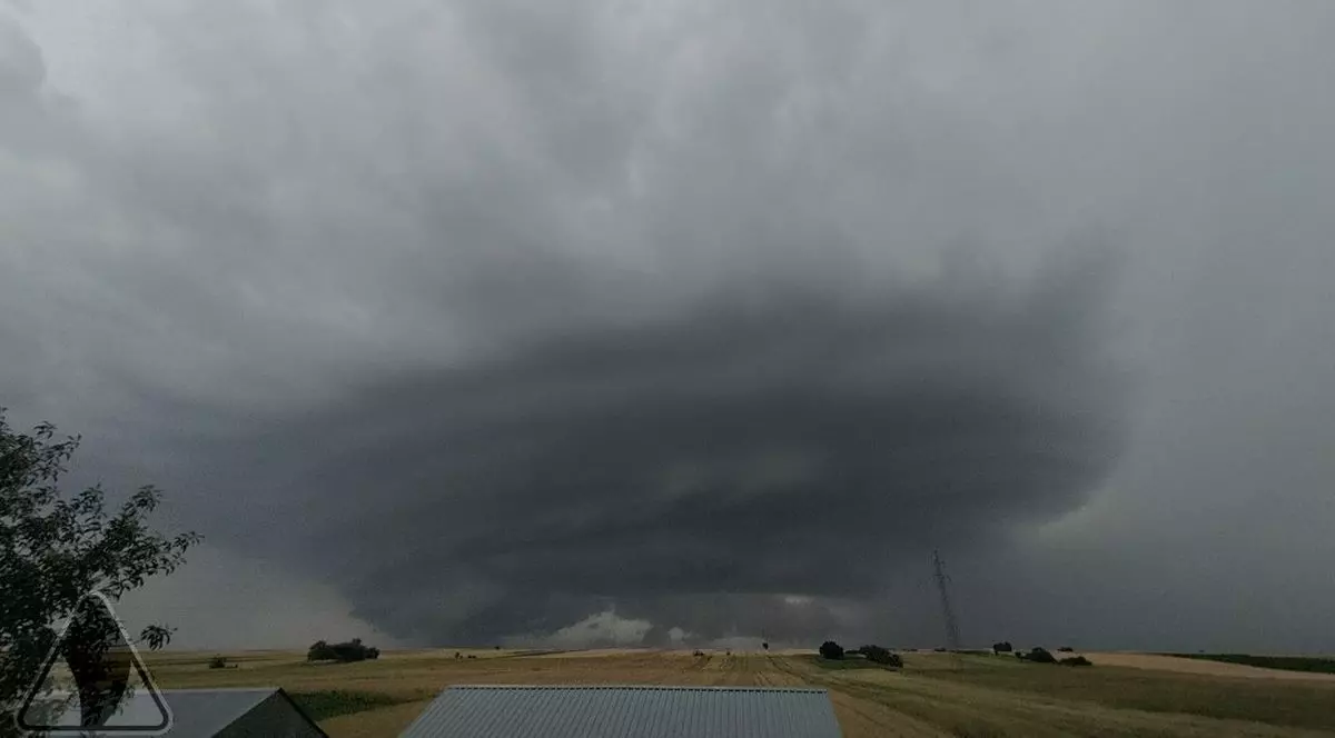 O tornadă se declanșează deasupra unui câmp din Polonia, iulie 2025