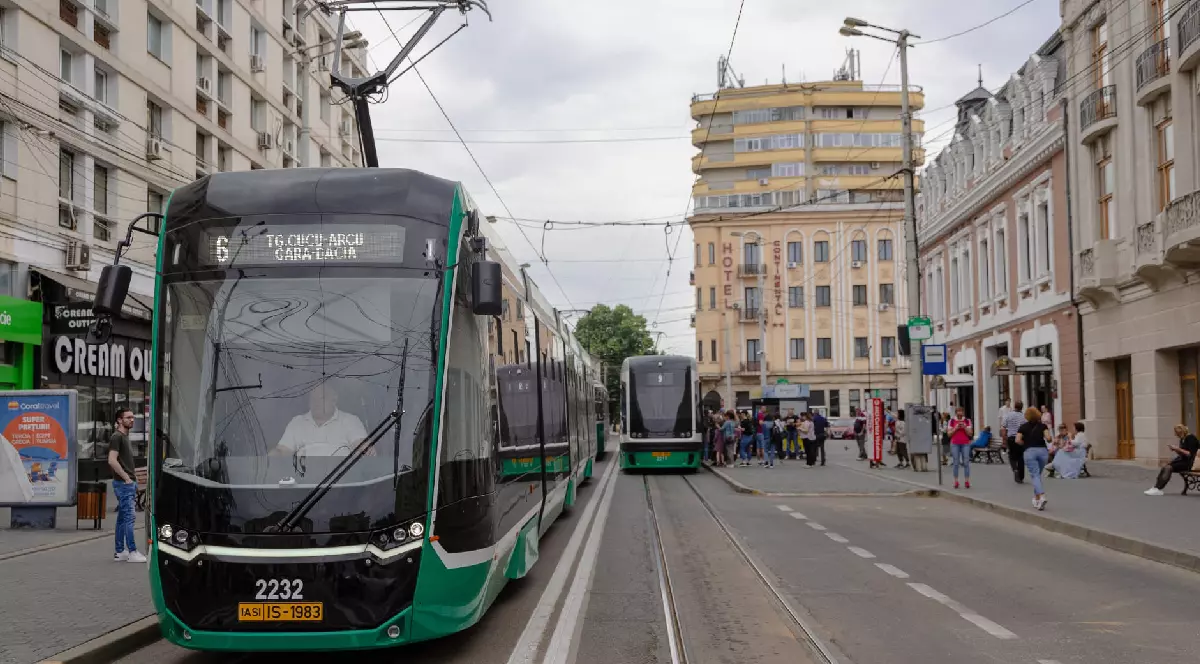 Un tramvai de culoare verde din Iași