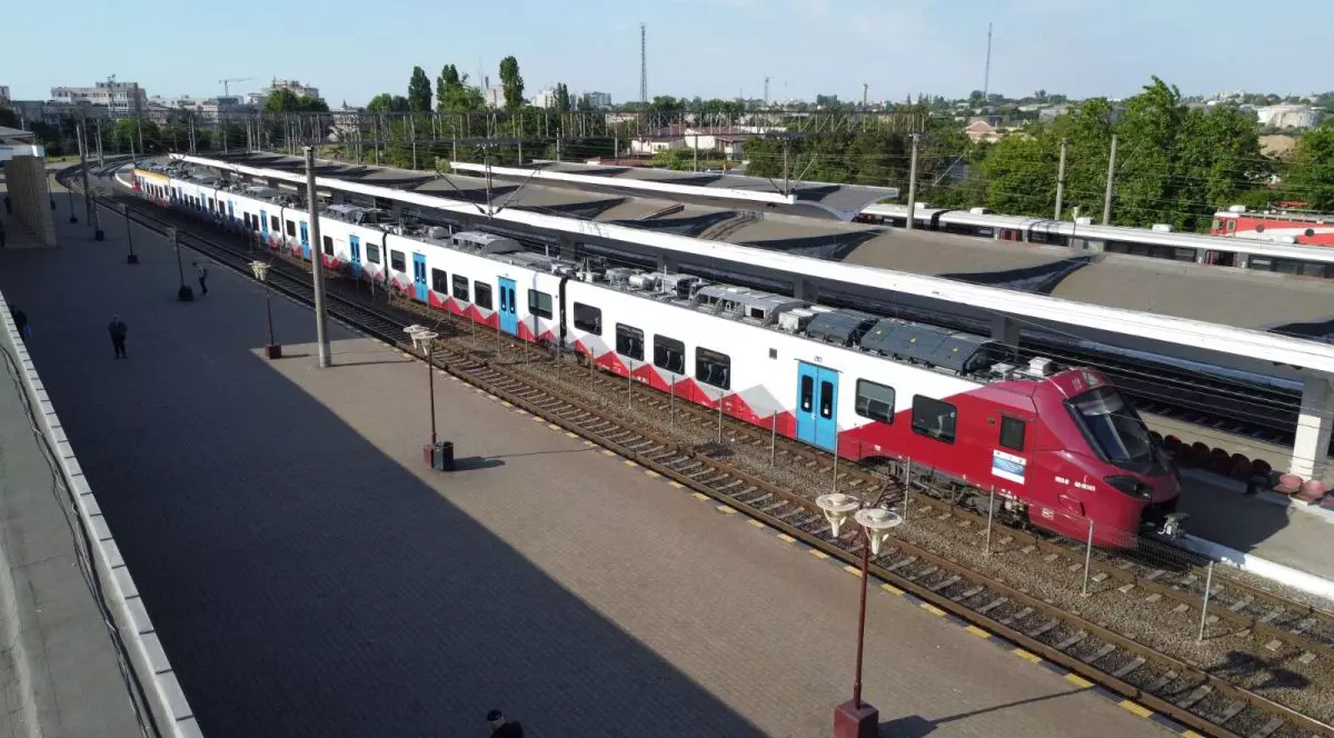 Un tren Intercity intră în gada București Nord, iunie 2025