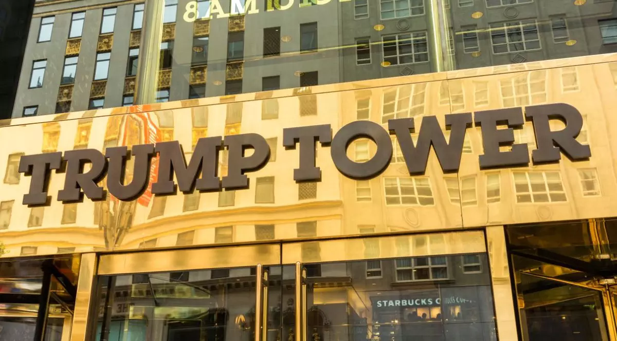 Turnul Trump, clădire in lumina soarelui, facand-o s[ para aurita, New York City