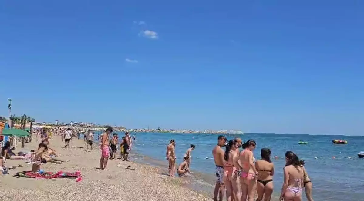 Turiștii stau p mal. Apa de la mare este rece ca gheața. Foto Facebook Meteoplus
