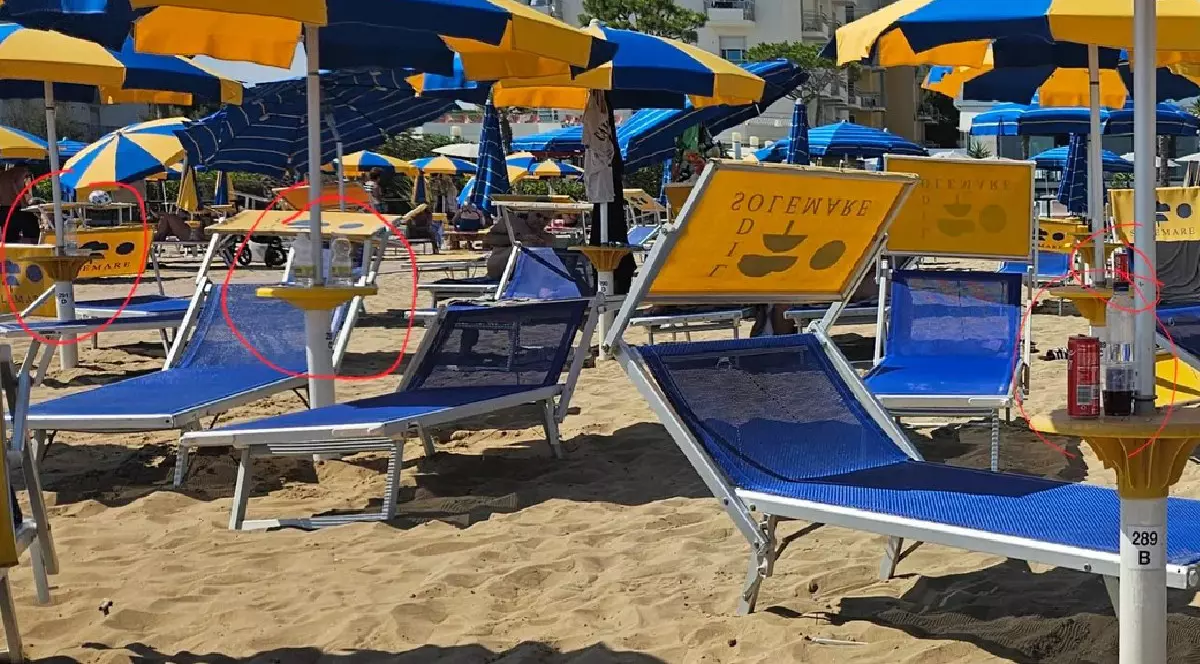 Sezlonguri si umbrele albastre si galbene, pe o plajă din Italia