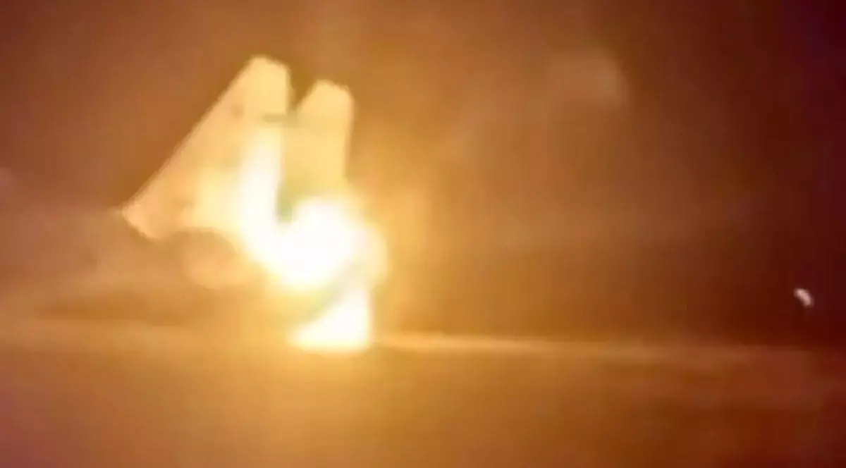 Un avion de vănătoare Su-27 rusesc, incendiat Citeşte întreaga ştire_ Un avion de vănătoare Su-27 rusesc, incendiat de rezistența anti-Putin chiar pe teritoriul Rusiei