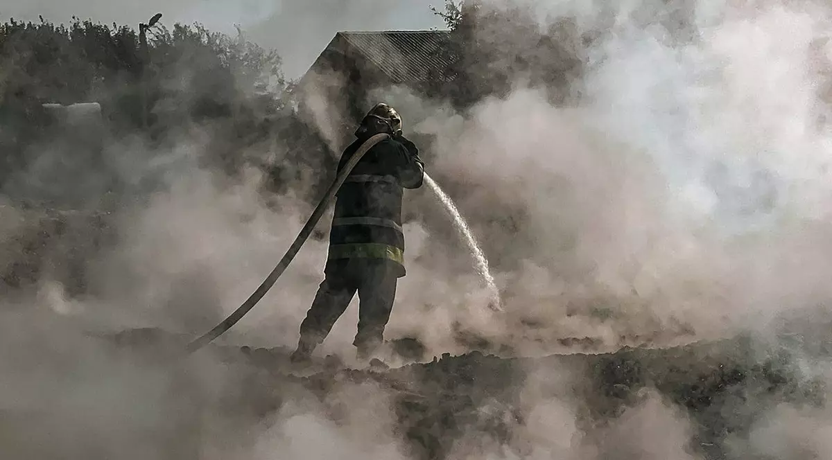 Un pompier surprins în timp ce stinge un incendiu provocat de un atac cu drone rusești. Imagine cu caracter ilustrativ Foto: Profimedia