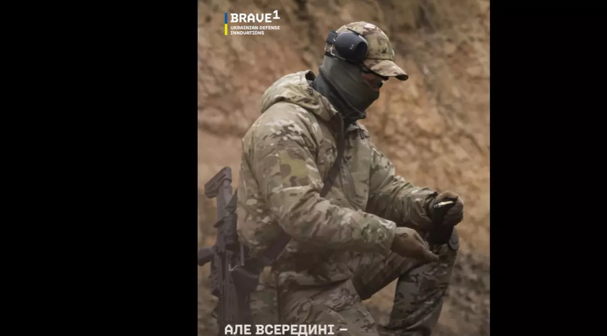 Un soldat ucrainean testează noile cartușe menite să doboare drone rusești Captură Facebook Brave 1