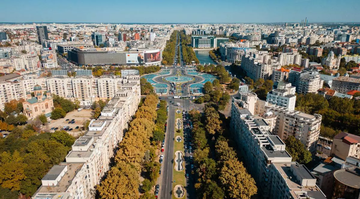 Bulevardul Unirii din București, surprins de sus, în timpul unei zile caniculare, copacii sunt uscați din cauza căldurii