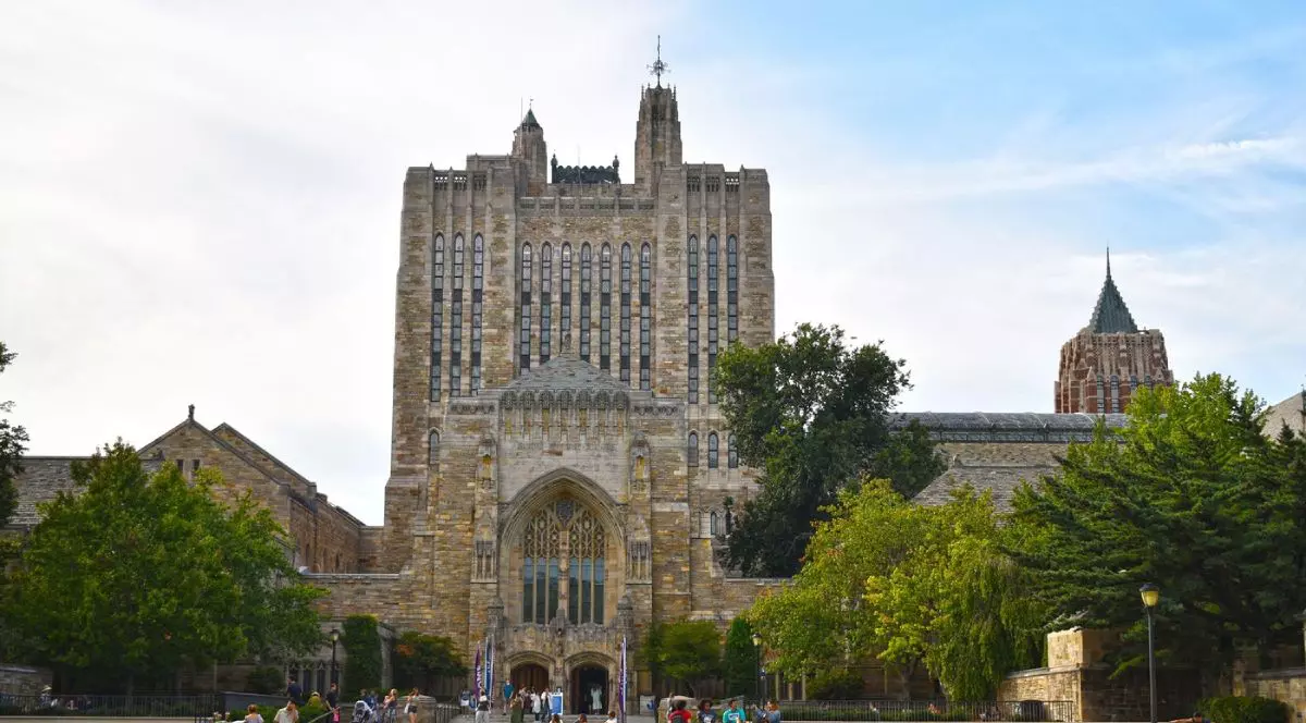 Imagine largă cu campusul universității Yale, din Conneticut, SUA, se vede universitatea, zone cu verdeață si studenți