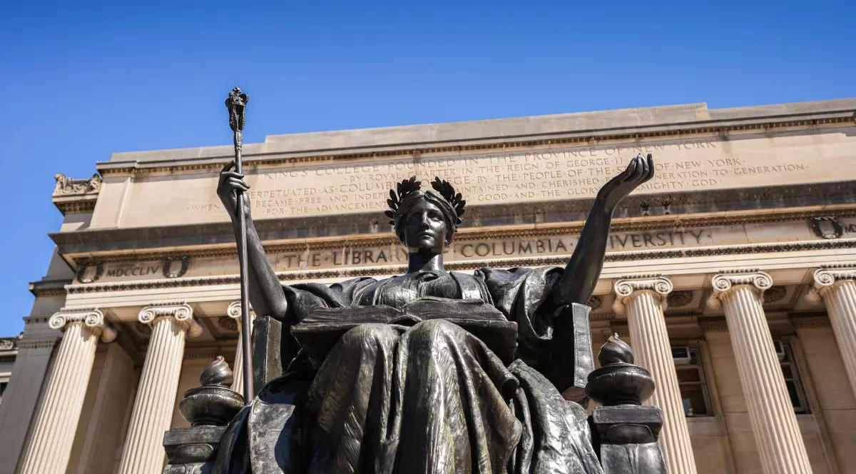 New York, SUA - 1 septembrie 2023: Clădirea emblematică a Universității Columbia într-o zi însorită cu cer albastru în Manhattan. In prim plan se vede elebra statuie numită Alma Mater, realizată de sculptorul Daniel Chester French în 1903