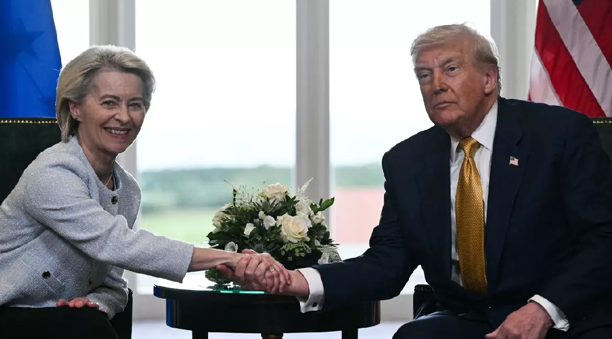 Președintele SUA, Donald Trump (dreapta), strânge mâna președintei Comisiei Europene, Ursula von der Leyen (stânga), după ce au convenit asupra unui acord comercial între cele două economii, în urma întâlnirii lor, la Turnberry, în sud-vestul Scoției, la 27 iulie 2025.