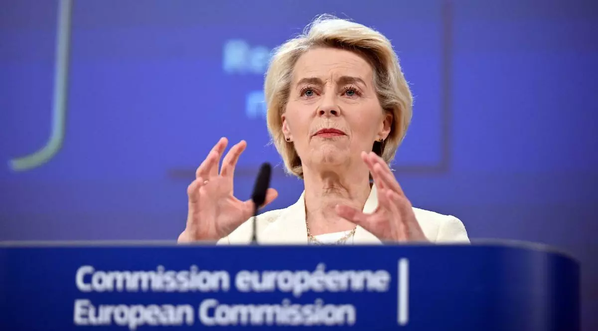 Președinta Comisiei Europene, Ursula von der Leyen, la o conferință de presă despre bugetul 2028-2034 la Bruxelles, Belgia, pe 16 iulie 2025. În imagine, von der Leyen explică ceva gesticulând