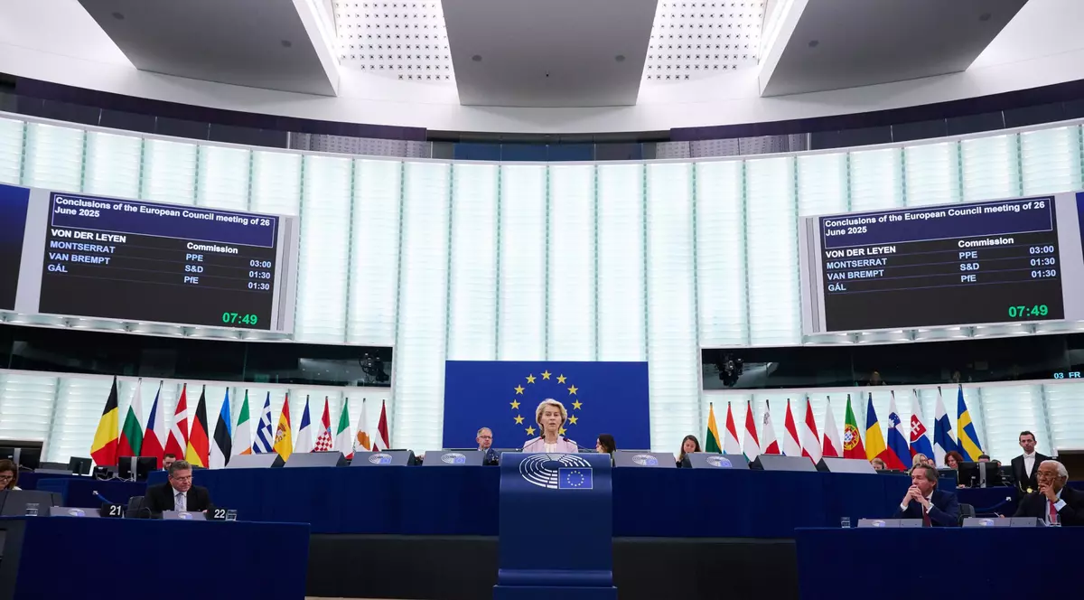 Președinta Comisiei Europene, Ursula von der Leyen, susține un discurs în cadrul unei sesiuni plenare la Parlamentul European, unde este dezbătută o moțiune de cenzură împotriva Comisiei Europene.