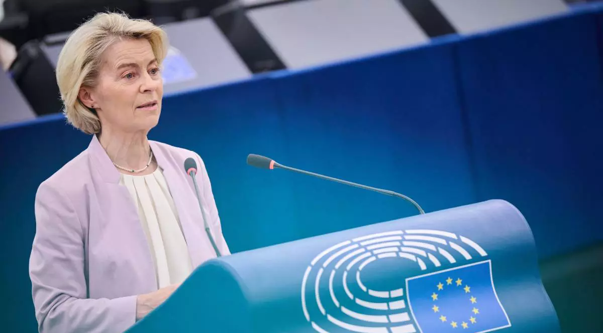 Ursul von der Leyen, în timpul unui discurs în Parlamentul European. Președinta Comisiei Europene poartă un costul mov
