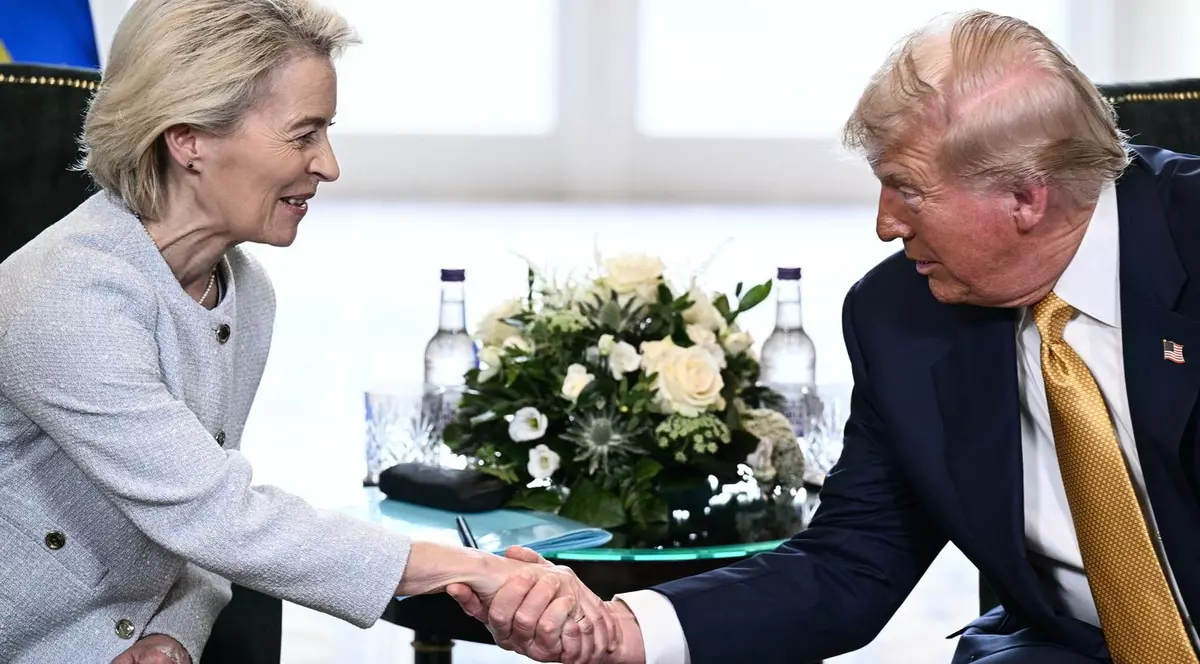 Președintele SUA, Donald Trump (dreapta), strânge mâna președintei Comisiei Europene, Ursula von der Leyen (stânga), în timpul unei întâlniri la Turnberry, în sud-vestul Scoției, pe 27 iulie 2025, în a treia zi a vizitei sale în această țară, de la începutul celui de-al doilea mandat prezidențial.