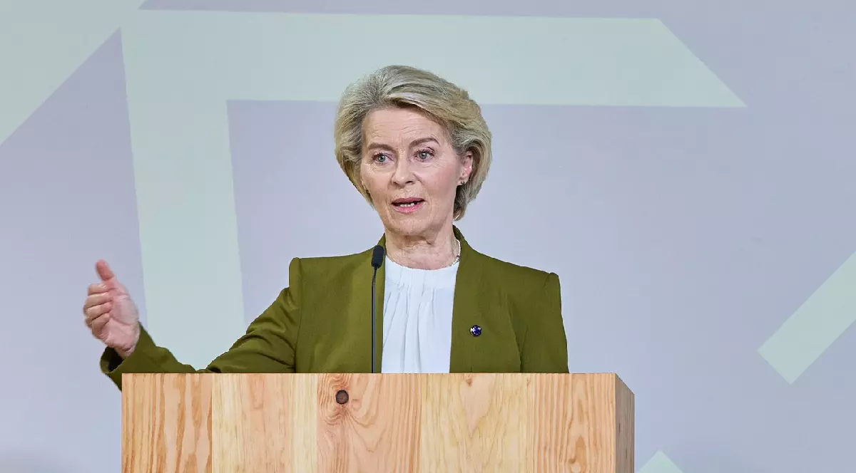 Ursula von der Leyen într-un costum verdeți o bluză albă