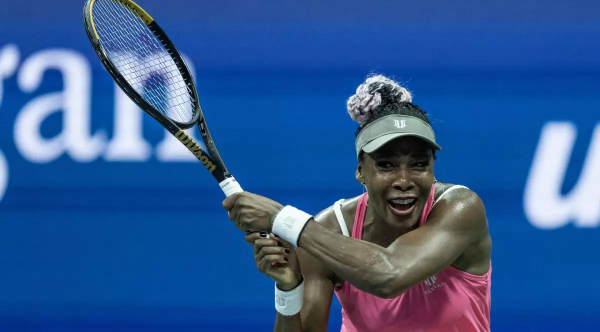 Venus Williams ține racheta în mâini, după ce a lovit mingea de tenis, într-un meci din 2023.