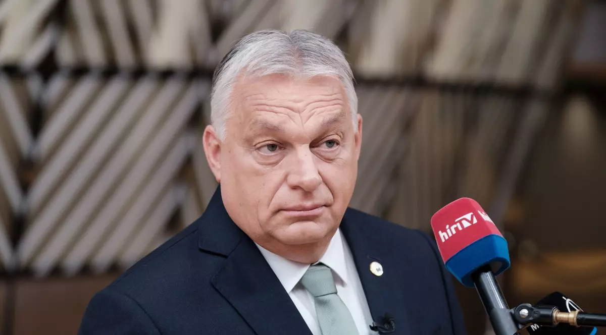 Viktor Orban surprins având un microfon în față la Bruxelles în iunie 2025. Poartă un sacou negru, o cravată gri și o cămașă albă