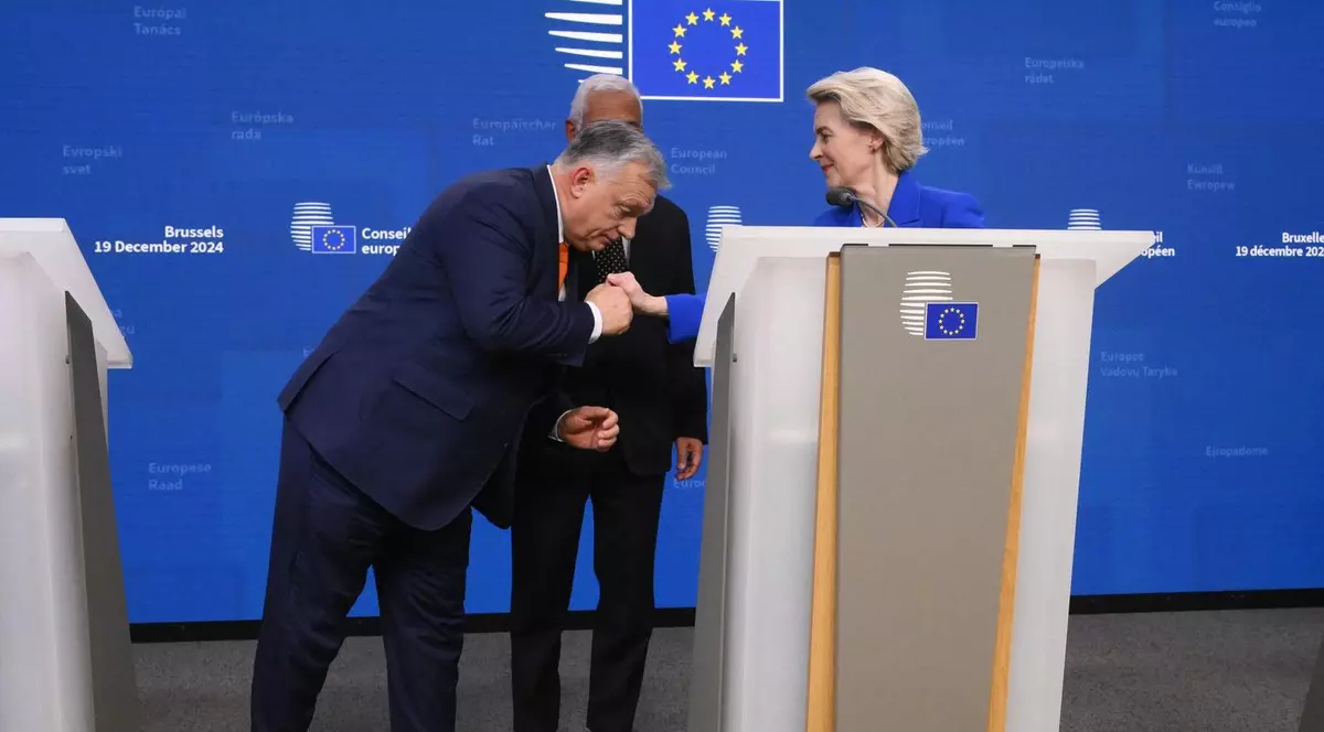 Viktor Orban (stânga), surprins în timp ce îi săruta mâna Ursulei von der Leyen Foto: Profimedia
