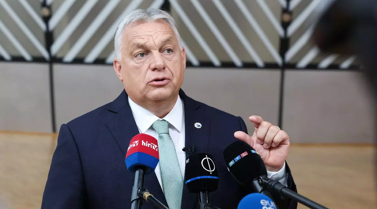 Premierul ungar Viktor Orbán, îmbrăcat în sacou bleumarin, camașă albă și cravată azurie, vorbește presei la Bruxelles, pe 26 iunie 2025, înaintea reuniunii Consiliului European privind situația din Ucraina și Orientul Mijlociu.