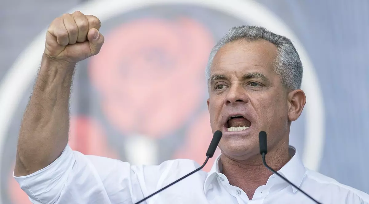 Vladimir Plahotniuc, îmbrăcat în cămașp albă, ridică pumnul drept în timp ce ține un discurs Foto: Profimedia