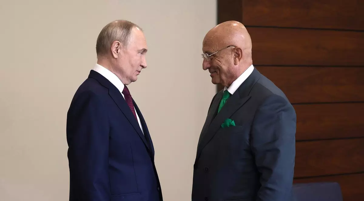 Vladimir Putin (stânga) și Serghei Karaganov (dreapta), surprinși în timpul unei discuții Foto: Profimedia