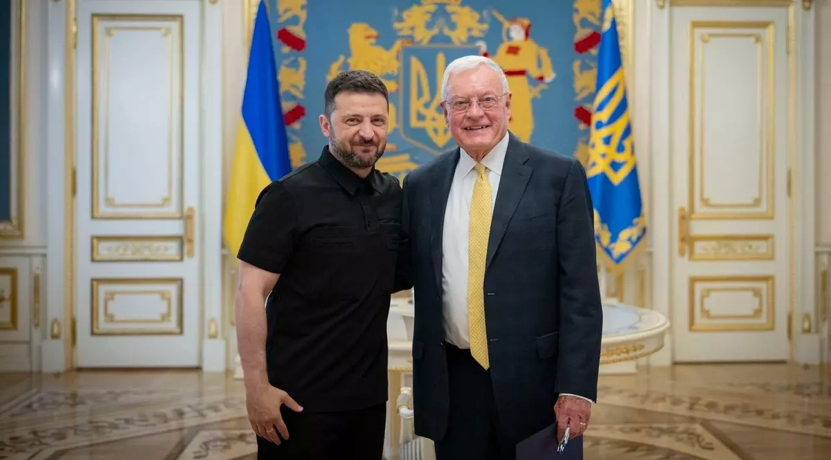 Volodimir Zelenski (stânga) l-a primit luni, la Kiev, pe emisarul american Keith Kellogg (dreapta) Foto: Profimedia
