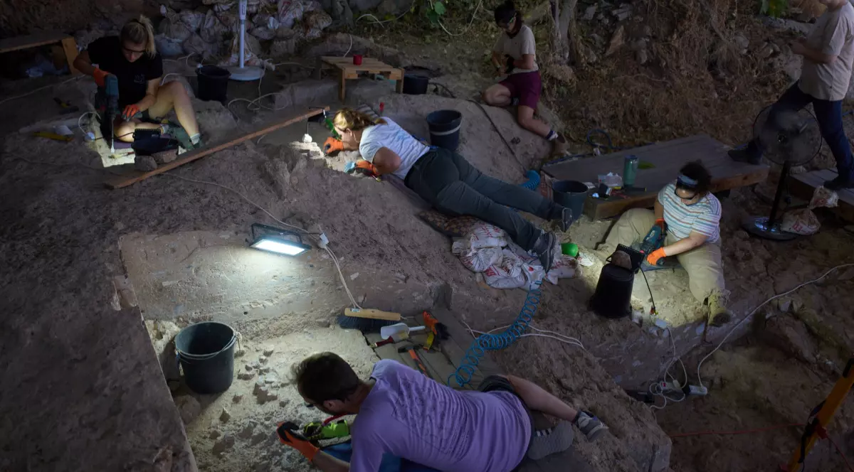 Voluntarii lucrează în Peștera Tinshemet, unde arheologii sapă într-unul dintre cele mai vechi situri funerare cunoscute din lume, datat la 100.000 de ani, în apropiere de Shoam, Israel, marți, 15 iulie 2025.