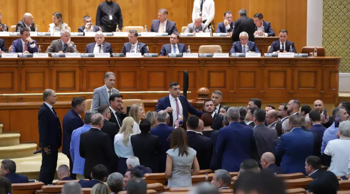 Parlamentarii AUR în timpul votului moțiunii de cenzură împotriva Guvernului Bolojan