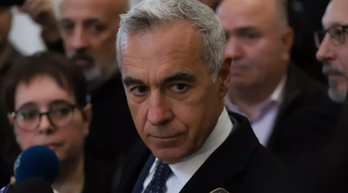 Călin Georgescu, îmbrăcat la costum și având în spate mai multe persoane, sosește la Parchet, pentru a da declarații, decembrie 2024