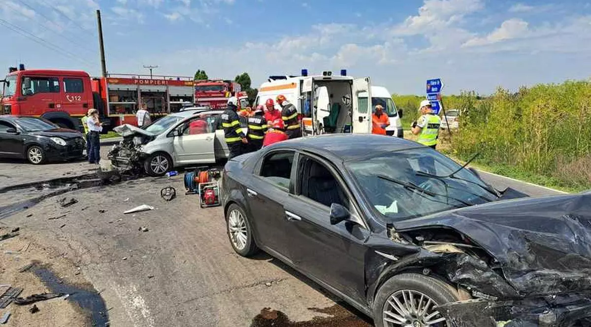 Trei mașini sunt parțial distruse în urma unui accident pe Centura Ploiești, în timp ce pompierii, cadrele medicale și polițiștii intervin la locul incidentului, 9 iulie 2025