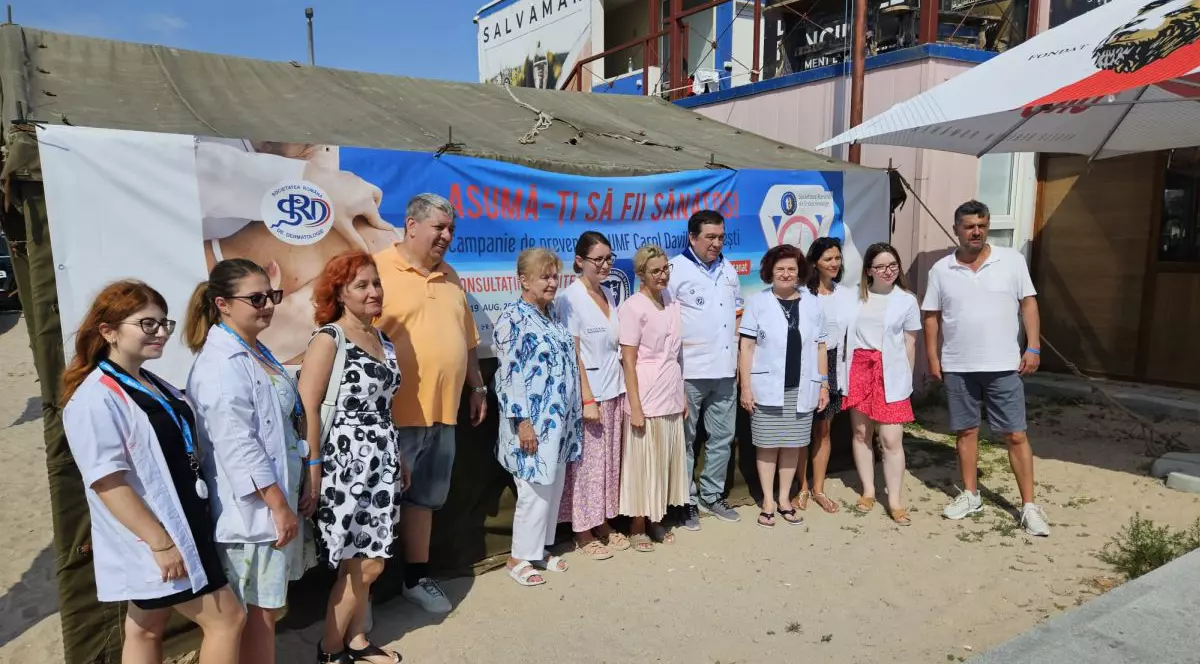 Cadre medicale pezente pe o plajă de pe litoralul românesc în timpul campaniei de prevenție „Asumă-ți să fii sănătos!”, august 2024