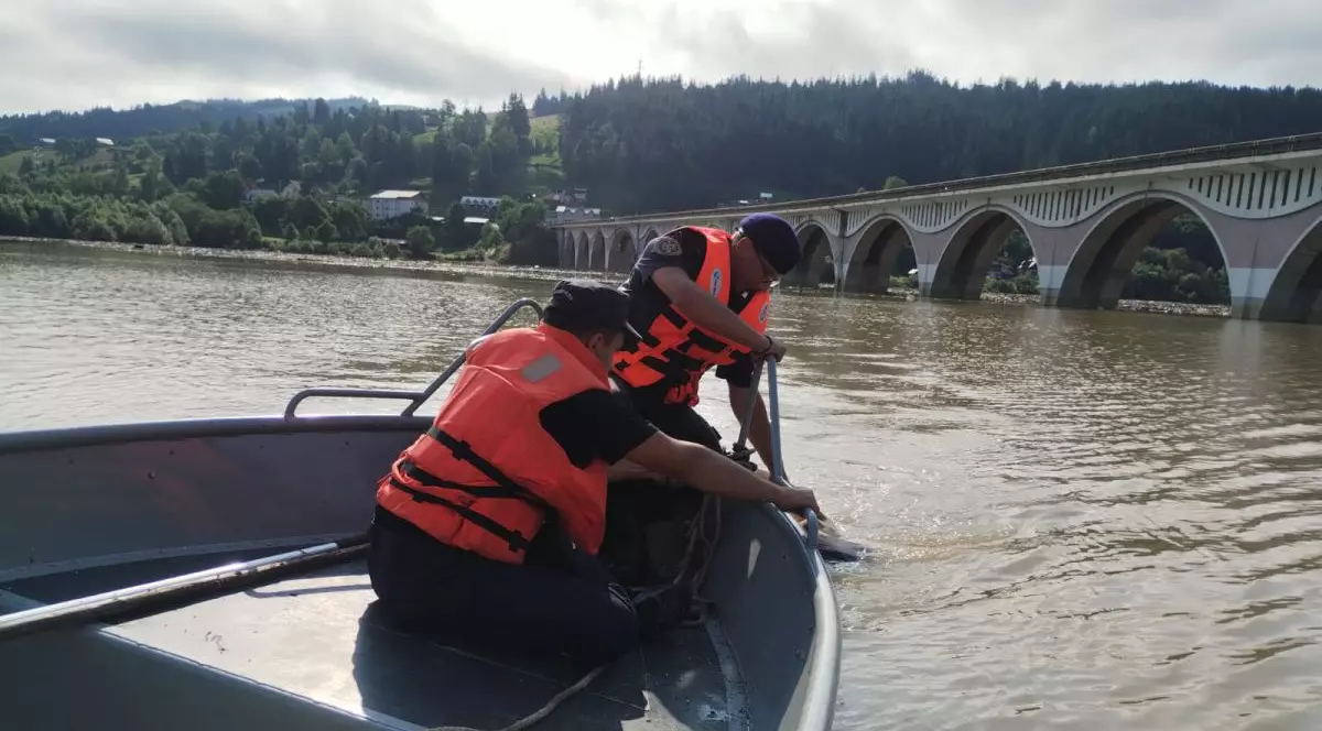 Doi pompieri intervin cu o barcă pentru salvarea persoanelor sinistrate din Suceava, 28 iulie 2025