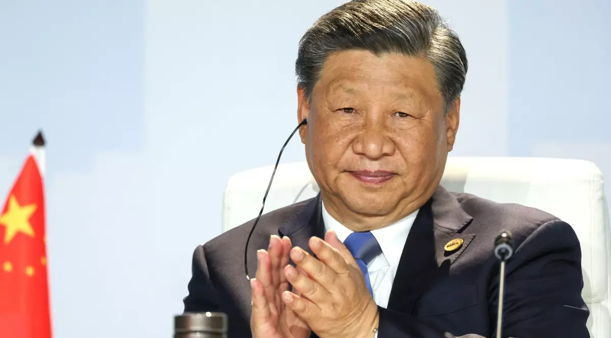 Xi Jinping surprins în timp ce aplaudă în timpul summitului BRICS din august 2023